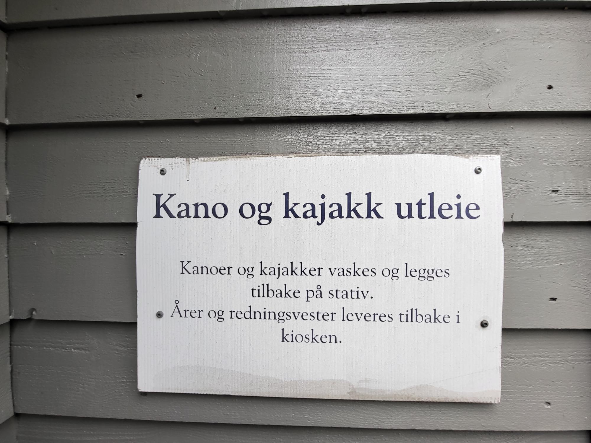 bildet viser et skilt for kano