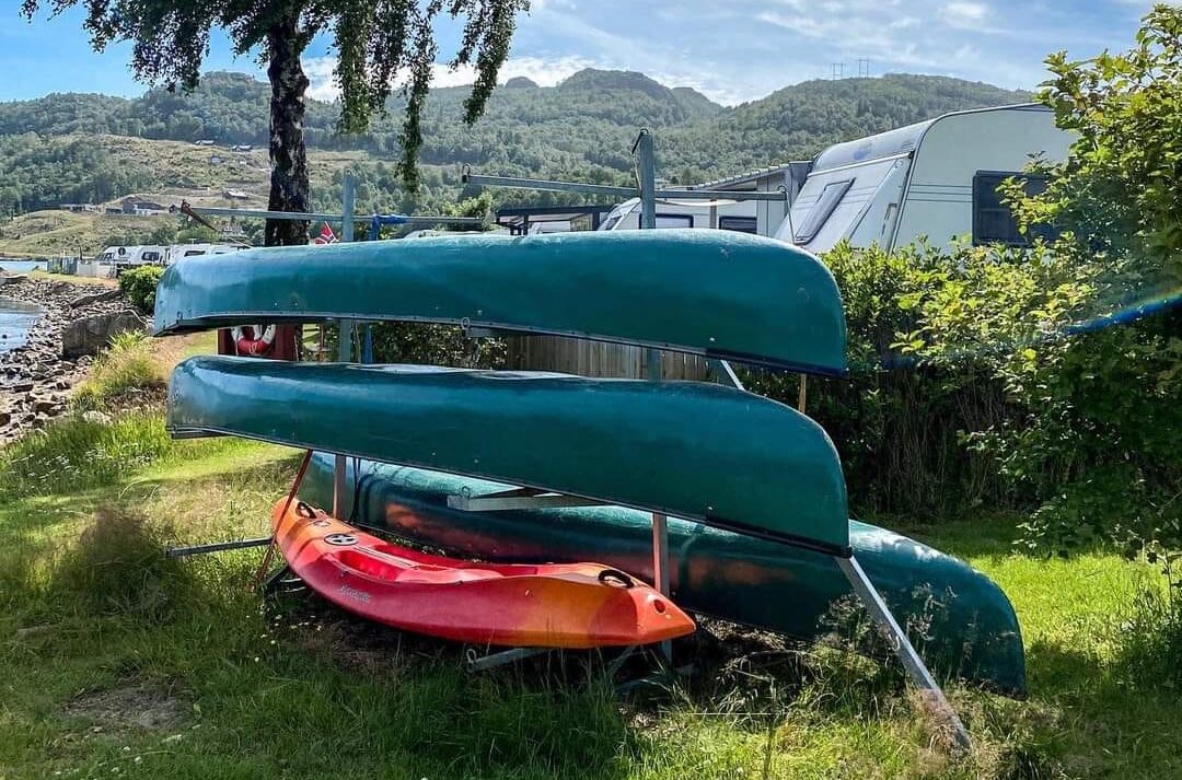 bildet viser kanoer til leie på Camp Åpta
