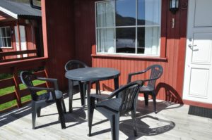 bildet viser hagemøbler utenfor hytte på Camp Åpta