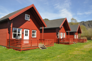 bildet viser røde hytter på Camp Åpta