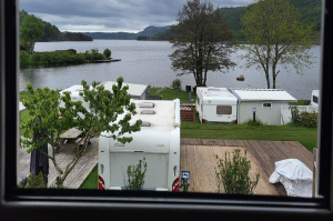 bildet viser utsikt fra et vindu ut mot campingplassen på Camp Åpta