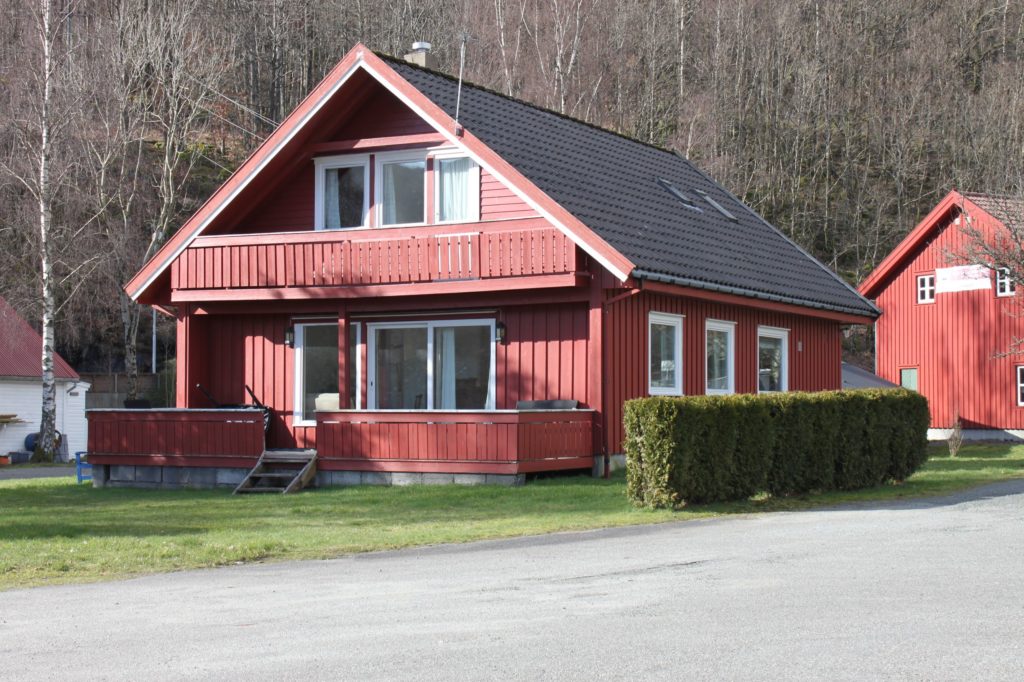 bildet viser det røde huset til leie på Camp Åpta